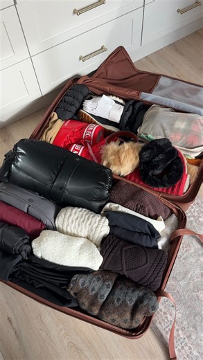 Alexis on Instagram: "Ski trip edition 🤭🎿✨ winter gear takes up way too much space but I packed it perfectly! Mind you I’m supposed to be packing to move but I’m using my free will to go on a ski trip right before 😭"