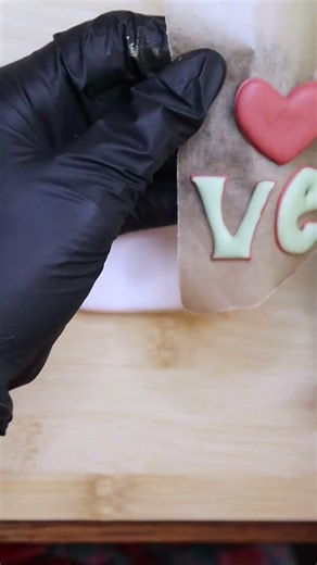 Simple valentines sugar cookie design using royal icing transfers #cookiedecorating