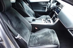 Hochwertiges Lammfell Autositzauflage 36 cm x 135 cm – Fellhöhe 18mm - Pflegeleicht und strapazierfähig - Universelle Passform (Schiefer)