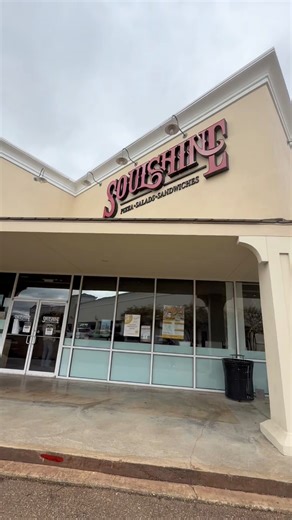We all know that pizza is one of my favs! The food at Soulshine Pizza - Flowood is so good to me! Check out the Mississippian! | Kayla Jones