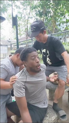 $10 illegal 4 hands massage at a park 🇵🇭