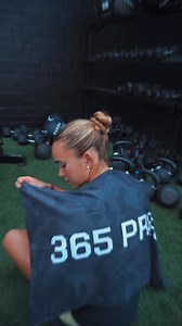 Descubre la toalla que transformará tu rutina de entrenamiento. La toalla 365 PROJECT no es solo un accesorio: es tu recordatorio diario de constancia, disciplina y compromiso contigo mismo. Diseñada para acompañarte los 365 días del año, combina funcionalidad, estilo y resistencia para seguirte el ritmo incluso en tus días más intensos. Perfecta para mantener tu espacio limpio, brindarte comodidad y ayudarte a mantener el enfoque en tus objetivos. Cada día cuenta. Cada repetición suma. Haz de t