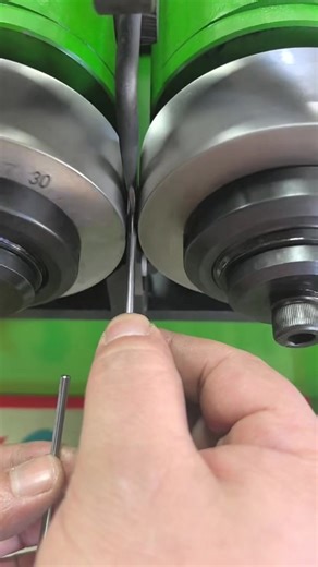 Fully Automatic Thread Rolling Machine for Precision Knurling