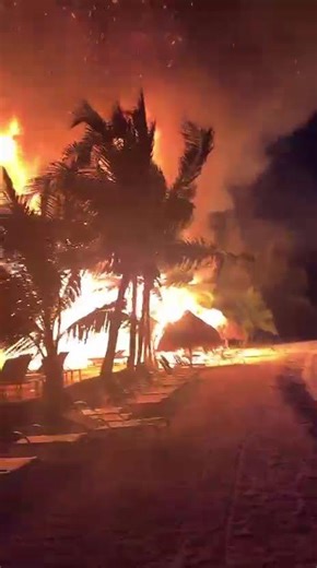 🔥 Un incendio estructural de gran magnitud se registra esta noche en complejo turístico en Roatán.