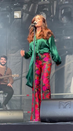 Quand le public insiste pour que @Jenifer reste sur scène 😏 #PourToi #ForYou #Fyp #Viral #Music #Paris #Jenifer #SauveQuiAime