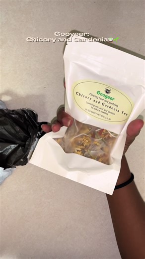 What’s in it: 1. Chicory Root •\tSupports digestion: Acts like a prebiotic, feeding the good bacteria in your gut. •\tCaffeine-free energy boost: Gives a natural lift without the crash. •\tAnti-inflammatory: Helps calm down internal inflammation, which supports clearer skin and overall health. 2. Gardenia Flower •\tMood booster: Known in traditional medicine to reduce anxiety and uplift your spirit.•\tDetox benefits: Helps cleanse the liver and support natural detoxification. •\tAnti-bloating: E