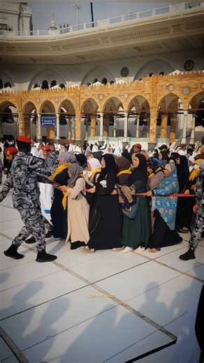 Crowd Moving Towards the Kaaba Under Police Guidance 🕋🚔