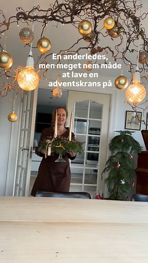 ADVENTSKRANS 2025- Step by step Denne her teknik er en af de nemmere. Du lægger no rundt om krans, så det er en grøn bund. Det gør du med grøn vinseltråd. Herefter læser du lidt forskelligt grønt på, som du sætter fast med små hårnåle, som du laver af ståltråd. Jeg har brugt blødt enebær og fyr-grene. Efterfølgende har jeg lagt en grene- lærk-og troldegrene. Til sidst har jeg sat sløjfer og lidt julekugler🎄 Måske har du allerede lavet din adventskrans, men så gem ide’en til næste år♥️ Følg med 