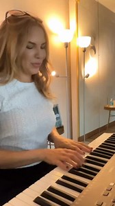 Compuse ‘Si Te Cuentan’ en el 2002, sin imaginar que años después seguiría tocando corazones. Hoy la comparto solo con piano y voz, como cuando nació: sincera, vulnerable, enamorada. | Yaire
