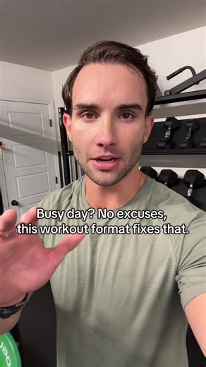 When time’s tight, don’t overthink it, just switch the format. I stole this one from my CrossFit days and still use it all the time: the EMOM (Every Minute On the Minute). Here’s how it works 👇 ⏱️ Pick 2–4 movements ⏱️ Perform them at the start of every minute ⏱️ Rest with whatever time you have left You can make it strength-focused (heavier weights, lower reps) or conditioning-focused (lighter weights, higher reps or cardio mixed in). Super simple. Super effective. You’ll be shocked how much w