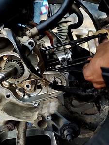 14M views · 124K reactions | Tutorial proses pemasangan mesin vario sampai mesin hidup ganti piston dikarenakan oli slalu berkurang dan kerak di knalpot sangat tebal motor vario 110 karbu linernya masih bagus #bengkelmotor #otomotip #tutorial | Belajar Mekanik Dari NOL | Facebook