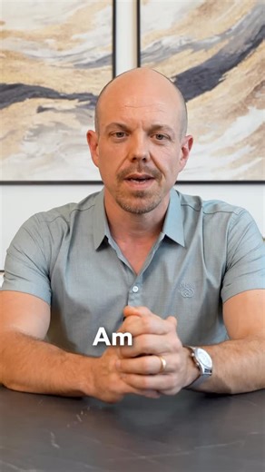 Simon Mathis on Instagram: "Minus 24 Kilo + sichtbares Sixpack!🚀 Philipp ist 46 und jongliert als Rechtsanwalt mit 25 Mitarbeitern ständig mehrere Baustellen. Job, Kinder, Verantwortung. Zeit für sich? Fehlanzeige. Seit der Jugend war er eher etwas pummelig und spätestens durch den vielen Stress ist es dann zu viel geworden. Er hat zwar ab und an versucht das Gewicht zu reduzieren und kurzfristig ging’s auch runter – aber fast genauso schnell wars dann auch wieder rauf. Dann kam er zu uns … Wir