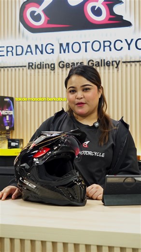 🔥 LS2 MX701 Explorer Carbon – With Peak Design! 🏍️💨 Untuk riders yang suka gaya adventure sebenar, model Explorer Carbon dengan peak design ni memang next level — nampak garang, ringan, dan siap dengan ciri touring premium. ✨ Feature highlights: ✅ Full Carbon Shell – ultra ringan, super kuat 💪 ✅ Removable Peak Design – gaya adventure lindung dari silau matahari ☀️ ✅ Double Visor System – clear sun visor, senang tukar ikut cuaca ✅ Pinlock MaxVision Ready – anti fog, jelas masa ride hujan / se