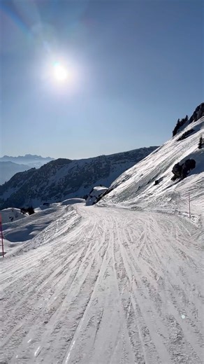 On a vécu ce DEAL pour vous 💫 Forfait Ski journalier pour le domaine skiable de Crans-Montana 🎿⛷️🏔️ Profitez d'une journée de ski inoubliable dans l'un des plus beaux domaines de Suisse 🇨🇭 🎉 Découvrez une diversité de pistes exceptionnelle adaptée à tous les niveaux, dans un cadre naturel époustouflant 🌲❄️ 🌞 Profitez d'un ensoleillement privilégié tout au long de la saison, skiant avec une vue magnifique sur les montagnes environnantes 🌅🏂 🏂 Crans-Montana offre 140 km de pistes, un sno