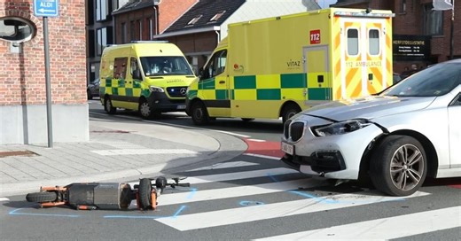Dramatique accident en cette fin de journée : deux personnes circulant sur une trottinette électrique projetées après une collision avec une voiture, une victime grièvement blessée