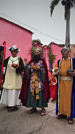 Alcaldia de Quipile on Instagram: "🎊 Así se vivió el Desfile del Elenco “Los Santos Reyes Magos” llenó de color, tradición y alegría por las calles de nuestro municipio. 👑💃 Las candidatas al título de XXIV Embajadoras del Folclor de Cundinamarca brillaron con sus espectaculares trajes de fantasía, acompañadas por sus delegaciones y los grupos participantes del XXV Encuentro Nacional de Danzas y el II Concurso Nacional del Folclor Colombiano. ¡Gracias por hacer parte de esta gran celebración c