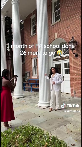 It feels like I've been in school for months mind u 😭 I'm fueled by caffeine and fear of failure 🤏🏽 #physicanassistant #pastudent #healthcare #pastudentlife #latinainstem