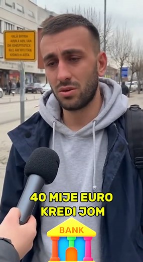 Një histori që shumë shqiptarë e kuptojnë pa pasur nevojë për fjalë. Një burrë i thjeshtë, në të 30-at, del para kamerës dhe flet pa frikë, pa maska, pa pretendime. Fjalët e tij janë të vërteta, të ndershme dhe plot dhimbje: “O pasha nanën, 40 mijë euro kredi jom! Shpin ma ka marr vllau i madh… ama prap saber duhet me pas, se Zoti vonon po nuk harron.” Në ato pak sekonda, ai përmbledh realitetin e shumë njerëzve që jetojnë me barrën e kredive, padrejtësive familjare dhe zhgënjimeve. Por ajo që e