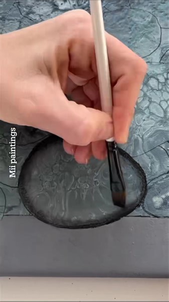 WOW! Amazing fluidart created only from leftover paints. Check out the full tutorial if you’d like to see all the details of creation. (you can find it in the comment below). #fluidart #amazing #leftover #painting #art #artist #stone #acrylicpour #pouring | Mii.paintings