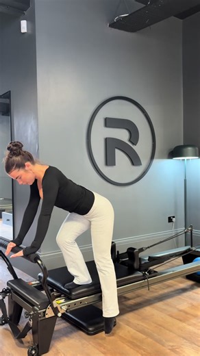 Reformer heavy spring class plan ( full 45 min Pilates flow ) 1 red spring throughout whole session 1 red & 1 blue - hands in straps Inspired by @Macy | Eight Reformer Studio stability flow🤩 #reformer #pilates #reformerpilates #pilatesteacher #stepups