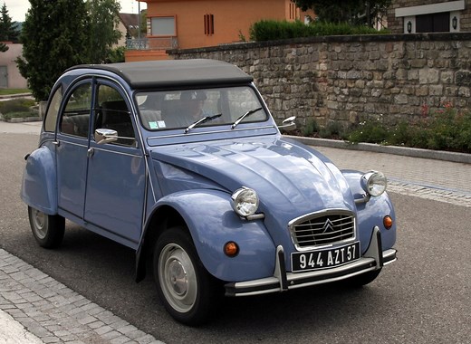 Un musée de la 2CV unique en France à Troisfontaines