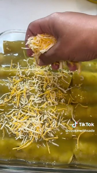 How to roll up enchiladas, simple and easy. #chicken #chickenenchiladas #enchiladas #enchiladasverdes #foodie #comfortfood #foodtok #cooking #mexicanfood