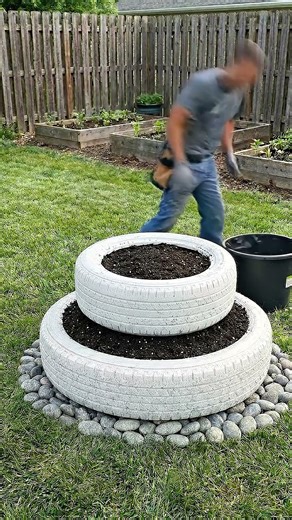 DIY Tiered Tire Planter: Turn Old Tires into a Beautiful Garden! 🌻