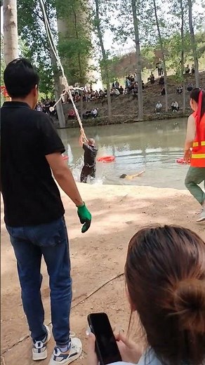 #Swing Together# The video of falling into water is here # Beautiful girl's first time playing on t