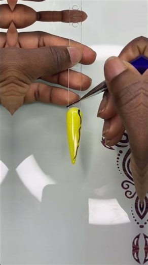 A simple zigzag cat eye design using yellow background and black drawing