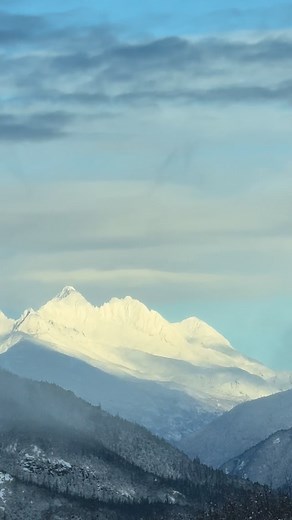 We woke up to a big dumping of fresh snow, some dreamy blue holes, and bald eagles all over the valley. The Chilkat is pure magic right now. We even have some groomed cross country skiing trails all ready for you! Visit anytime. #hainesalaska #alaska #beautifuldestinations #alaskalife #crosscountryskiing | Haines Visitor Center