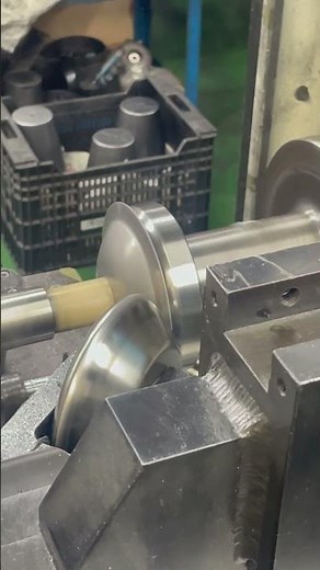 これぞ力技‼︎ 機械による一発で絞るシャースピン加工。 硬いステンレスを簡単に成形します。 どうぞ御覧下さい。♯ものづくり ♯へら絞り ♯シャースピン加工