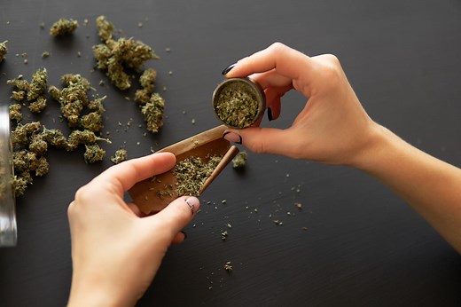 Fumer du CBD : effets, légal, test, peut-on conduire après ?