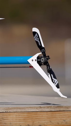 The RS6 is a 600-class competition helicopter meticulously crafted by the GOOSKY R&D team for professional pilots. It is compatible with standard 6-12S LiPo batteries and 560-600mm rotor blades available on the market. The seamless fuselage design features quick-release openings and a detachable canopy for easy assembly. The precisely engineered collective pitch and cyclic pitch mechanical systems deliver exceptional control accuracy and responsiveness. The strategically positioned electronic co