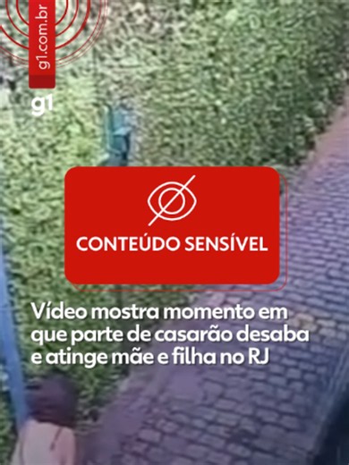 Uma câmera de segurança registrou o momento em que parte de um casarão desabou e atingiu uma mulher de 43 anos e a filha dela, de 2 anos, no Cosme Velho, na Zona Sul do Rio. A criança estava em um carrinho de bebê quando os escombros caíram sobre as duas. Mãe e filha saíam de casa, em uma vila ao lado do imóvel. Elas foram socorridas e levadas para o Hospital Municipal Miguel Couto. Segundo o Corpo de Bombeiros, as duas estavam em situação estável. A Defesa Civil interditou o casarão. A CET-Rio