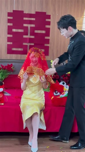 Funny Wedding Veil Moment 😂 Bride Can’t Stop Laughing!#WeddingFun #FunnyMoment