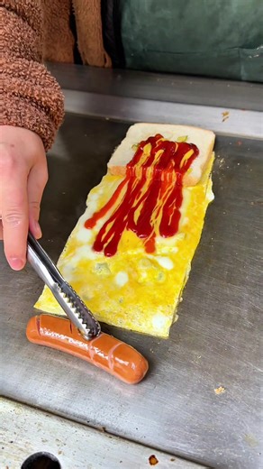 Korean Street Toast | Seoul Street Food 서울 길거리에서 만나는 가장 한국적인 토스트 스타일 🍞 👉 버터에 바삭하게 구운 식빵 👉 계란   양배추 듬뿍 👉 햄 & 치즈 추가 👉 달콤한 설탕   케첩 마무리 겉은 바삭하고 속은 촉촉하면서 단짠 조합이 미쳐버리는 맛 🤤 간단한 재료인데도 이상하게 계속 생각나는 한국 길거리 대표 간식 📍 석봉토스트 약수점 ✔ Crispy outside ✔ Sweet & savory combo ✔ Must-try Korean street food #koreanstreetfood #koreantoast