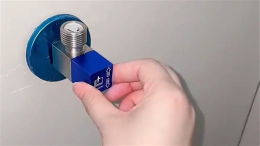 潜水艇八字阀，黄铜材质更坚固耐用，安装便捷，有效解决家庭水管漏水问题，使用多年依然密封良好，值得推荐！