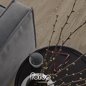 Forbo'nun Allura Click LVT'si, boyutsal stabilite için benzersiz bir cam elyafı konstrüksiyonu ile üretilmiştir. Aşağıya doğru açılı olabilen son derece hassas ve güçlü klik sistemi, uygulaması kolay mükemmel bir zemin çözümü oluşturur.​ #ForboFlooringSystems #SürdürülebilirZeminDöşeme #AlluraClick | Forbo Flooring Systems