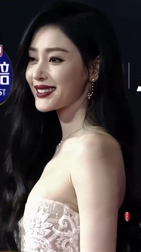 Zhang Tian ai s straight shot on the red carpet shows a stunning waist-to-hip ratio#Zhang
