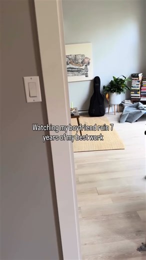 It’s almost comical, how easy it is to untrained a dog. You could give the Best dog in the world to the worst owner, and they will screw him or her up. Alternatively, you can give the worst dog in the world to the best owner, and they will turn it around. Coincidence that this video popped on my feed today of all days when I walk into the kitchen and see Roscoe on a kitchen stool with my wife for the love of God @chessie_somma | Say It Once Dog Training