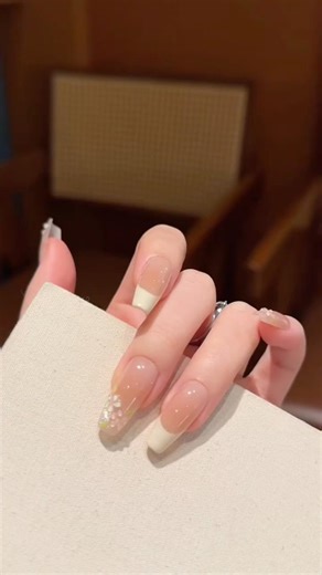 Neutral nails, endless style.#nailart #manicure #nails #elegantnails #floralnails