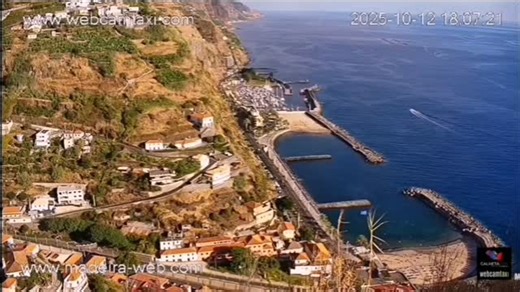 Calheta Beach, a popular seaside resort with a beautiful golden sandy beach on Madeira Island ❤️ View our live webcam 24/7 👇 https://www.madeira-web.com/en/webcams/calheta-beach-livecam.html #madeiraisland #madeirawebguide #calhetasbeach☀🌴🏊✌🐚🌊 #events #madeiratourism | madeira-web.com