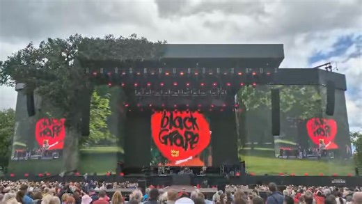 BLACK GRAPE smashed it last night!!! What a show… great night with Robbie Williams, Seal and Gaz Coombes 🎙️🎸🎵💃🍇💜 . 🎥 Mia Mars . #BlackGrape #ShaunRyder #KermitLeveridge #RobbieWilliams #BST #London | Black grape