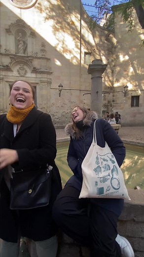 Episode 6. @Meryl Dominguez duet with @Alex Nowa singing Sull’aria by Mozart. Opera singers accapella on the streets - Bringing opera out of the theaters. . . . . . . #opera #operasinger #operasingers #operasingersofinstagram #soprano #barcelonaopera #barcelona #gotico #ópera #accapella #singer #aria #operaarias #yourdailyopera #mozart