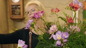 The lovely Dutch florist Pauline Brouwer from Pauline Bloembinders shares a bouquet idea with stunning Freesia. The purple and red varieties literally stand out as she places them higher in the bouquet. By working in these layers, you create an original bouquet in which the Freesias are real eye-catching! | We all are the FlowerFactor.