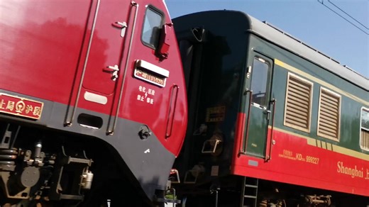 【总理好！】四代总理号HXD1D-1898牵Y702与夕阳交辉