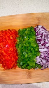 Homemade Hamburger Helper 🍝 I didn’t feel like cooking tonight so I made this easy homemade hamburger helper I stopped using the box a few years ago this recipe is very simple and easy and I love to eat mine with white bread and a cold Dr Pepper 😩 I hope you guys enjoy my recipe ♥️ 3 cups elbow pasta 2 pounds ground beef 4 oz cream cheese 8 oz velveeta cheese 1/3 cup mozzarella and fiesta blend cheese Green bell pepper Red onion Red bell pepper Complete seasoning Sazon Poultry seasoning Brown 
