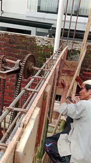 Install the side boards of the beam: two-layer beam formwork