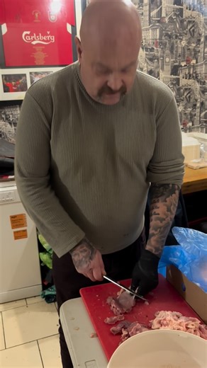 Rhika’s Kitchen Of Delight - Street Food on Instagram: "Ya’s will have to wait for the next episode 😂 Last year we went with the Turkey 🦃 gravy this years will be a homemade chicken gravy 👌🏻 We’re making this up from the skin of the chicken thighs along with the tips of the chicken wings then chicken stock onion carrots 🥕 veg oil garlic salt pepper herbs worcestershire sauce butter Xanthan Gum to thicken it zero flour being used and all chicken skin along the wing tips will be sieved out th