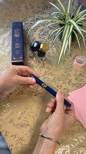 Here’s a quick demo on how to refill a fountain pen. It’s easier than you might think! #ferriswheelpress #fountainpenrefill #fillingafountainpen #howto #nzwriter #nzartist | At Home with Fee | Facebook